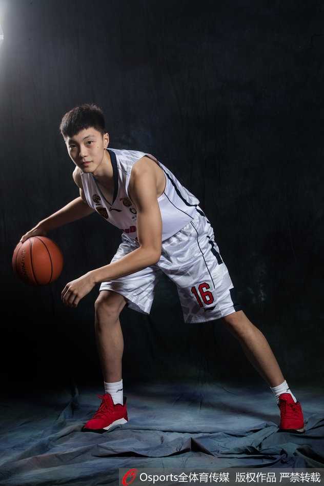 曾繁日在内线卡位拼抢篮板，肌肉紧绷全力顶防对手，展现硬汉本色