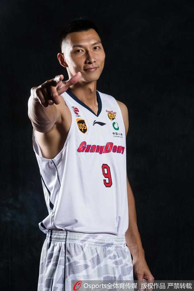 易建联在禁区内高高跃起，眼神如炬完成单手劈扣，瞬间点燃全场激情