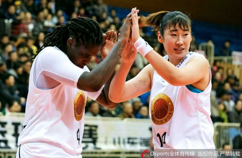 新纪元绽放:WCBA首轮群芳争艳,国内球员闪耀赛场 八一队球员王雪朦如利刃出鞘,运球一个箭步过掉防守人,在陕西队球员的补防干扰下,依然坚定地将球送入篮筐,尽显军旅玫瑰的飒爽英姿。