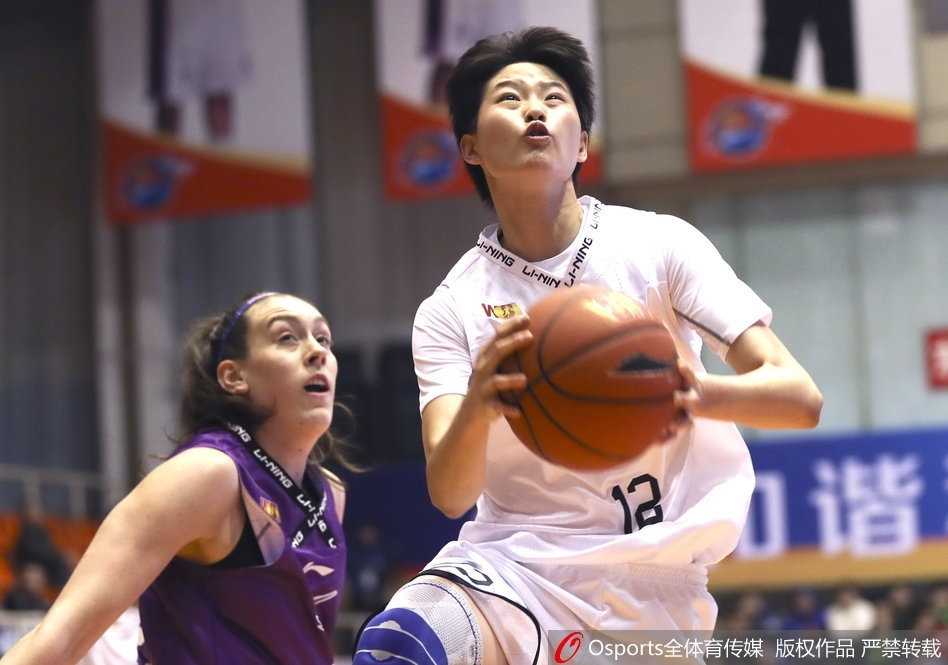 新纪元绽放:WCBA首轮群芳争艳,国内球员闪耀赛场 八一队球员王焱如蝴蝶穿花般在人群中穿梭运球,她灵动的身姿与坚定的眼神,仿佛在告诉防守者,没有人能阻挡我前进的步伐。