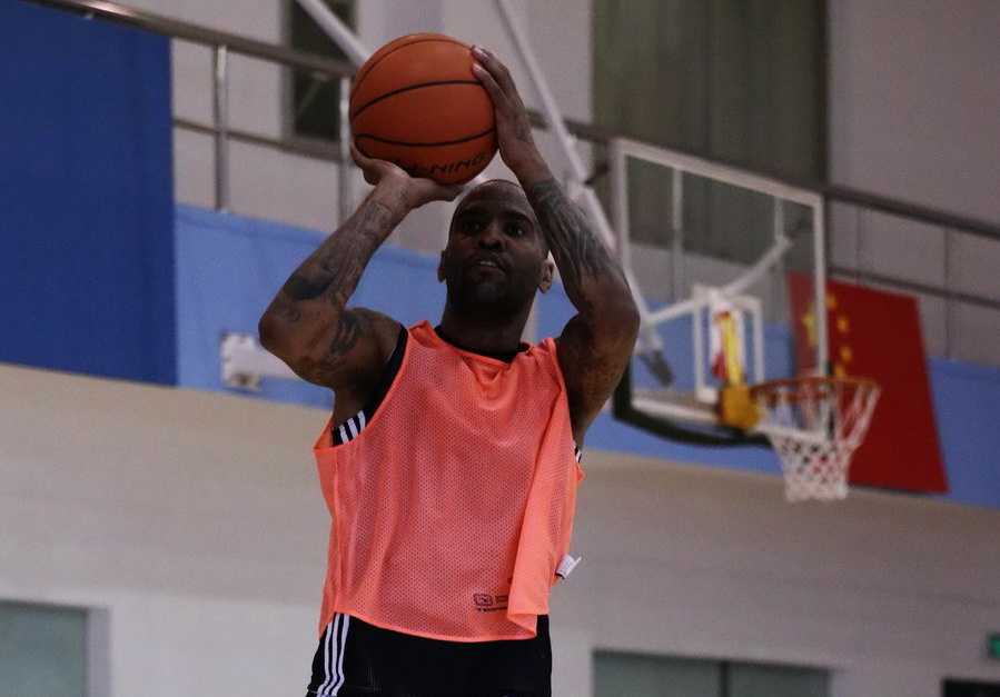 万众期待的目光聚焦在崭新的赛季，球迷的呐喊声仿佛已近在耳畔。