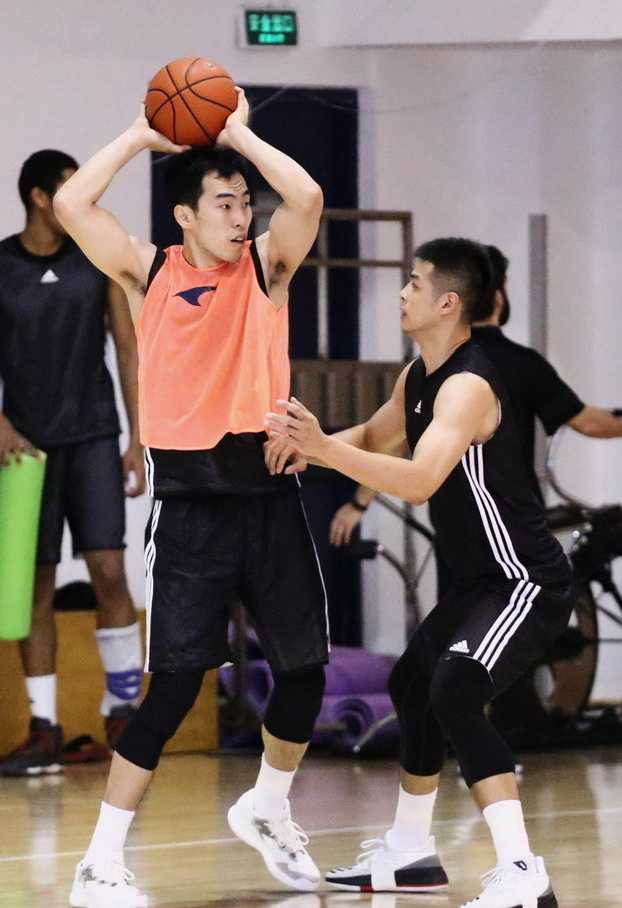 休赛期的苦练，只为新赛季的一鸣惊人，汗水浸透的球衣见证着每一个篮球梦。