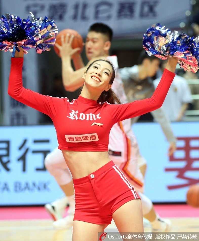 在紫色灯光的映衬下，篮球宝贝们摆出酷炫的结束造型，她们不仅是赛场的点缀，更是调动全场情绪的灵魂人物，将现场气氛推向了最高潮。