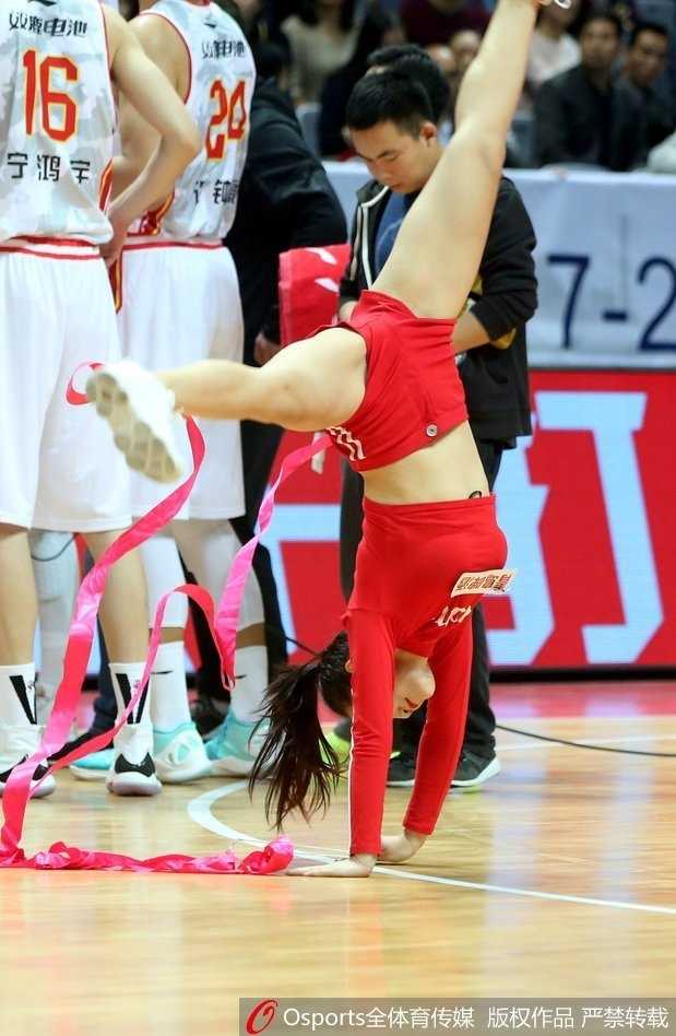 即使是候场时的惊鸿一瞥，也能感受到她们甜美的气质，这种阳光健康的形象，正是CBA赛场最靓丽的风景线，吸引着无数观众的目光。