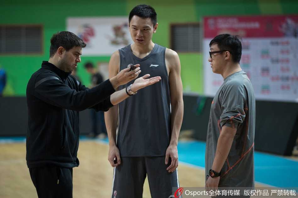 汉密尔顿在内线卡位要球，身后的队友全力顶防，对抗激烈肌肉紧绷