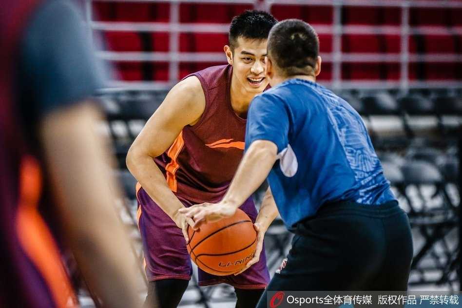 翟晓川在训练中完成扣篮，展现出极佳的身体状态，他的复出为首钢锋线注入活力。