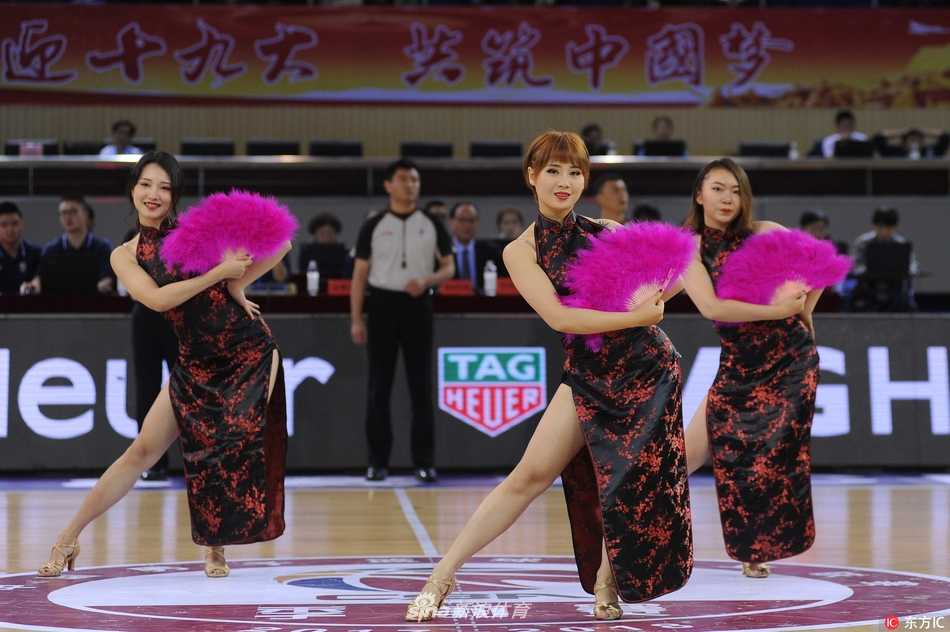 转身、甩袖、舒腕，宝贝们的动作整齐划一，粉色的旗袍裙摆随着舞动微微扬起，与背后的篮球架和记分牌构成一幅刚柔并济的独特画面。