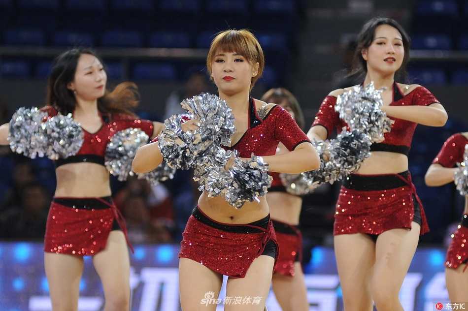 舞扇在空中划过一道优美的弧线，姑娘们的眼神专注而明亮，旗袍上精致的绣花在赛场灯光下若隐若现，仿佛将观众从喧嚣的篮球馆带入了烟雨朦胧的江南水乡。