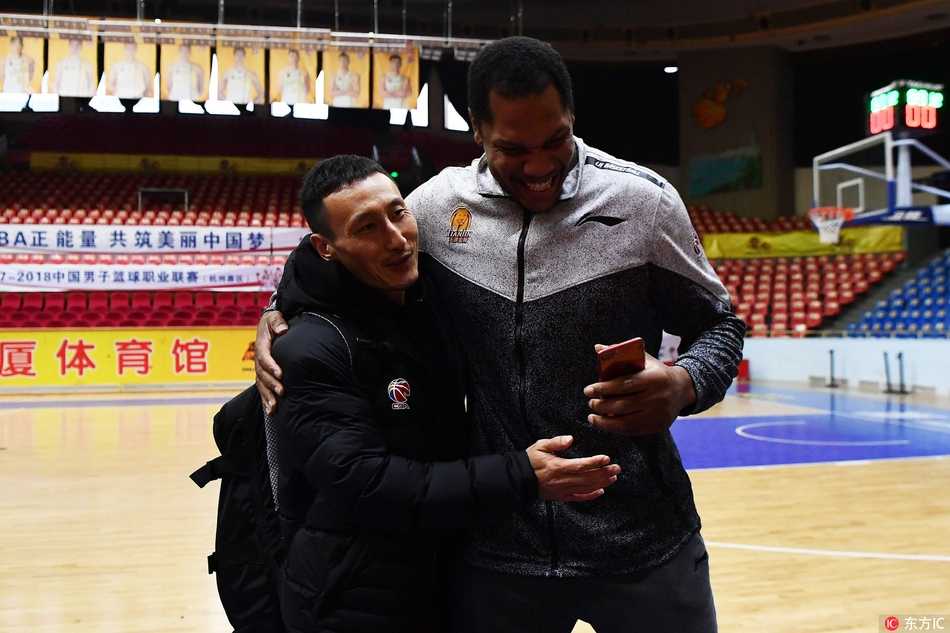 霍尔曼在对抗中卡位要球，肌肉紧绷，眼神坚毅，面对昔日队友的防守毫不退让