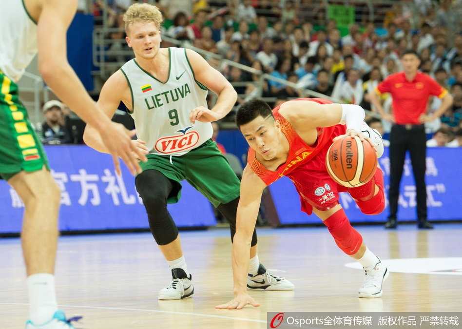 在对手传球的一刹那，郭艾伦如同猎豹般敏捷地窜出，用一记精准的抢断将球权夺下，瞬间点燃快攻反击。