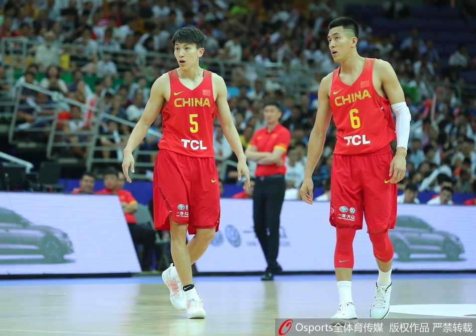 暂停间隙，刘晓宇与郭艾伦肩并肩站在一起，两人神情专注地讨论着战术，后场双枪的默契在交流中不断升温。