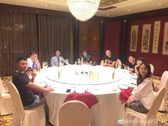 餐后道别时刻，阿联与任达华在餐厅门口握手，身后是柔和的灯光，一次愉快的相聚画上圆满句号，但友谊仍在继续。