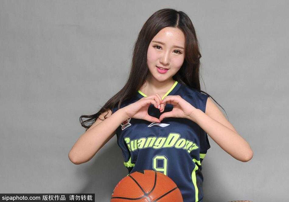 表演结束后，篮球宝贝面对镜头露出灿烂的笑容，双手在胸前比出精致的小爱心。身后的球场灯光虚化成斑斓的光斑，她脸上的汗珠和眼中的光芒，是这场青春盛宴最好的注解。