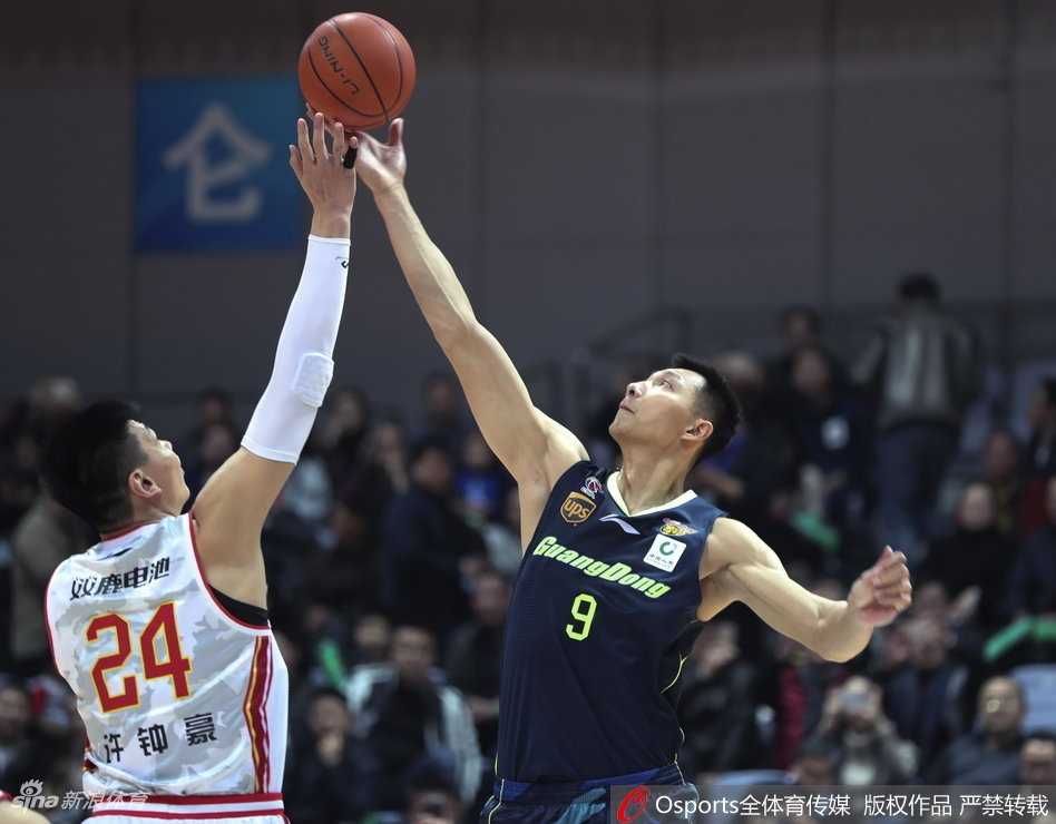 易建联双二十力压群雄,广东客场大胜八一送对手四连败 易建联在八一队内线群中高高跃起,以一记势大力沉的单手劈扣终结进攻,场边的摄影记者纷纷捕捉这震撼一刻。