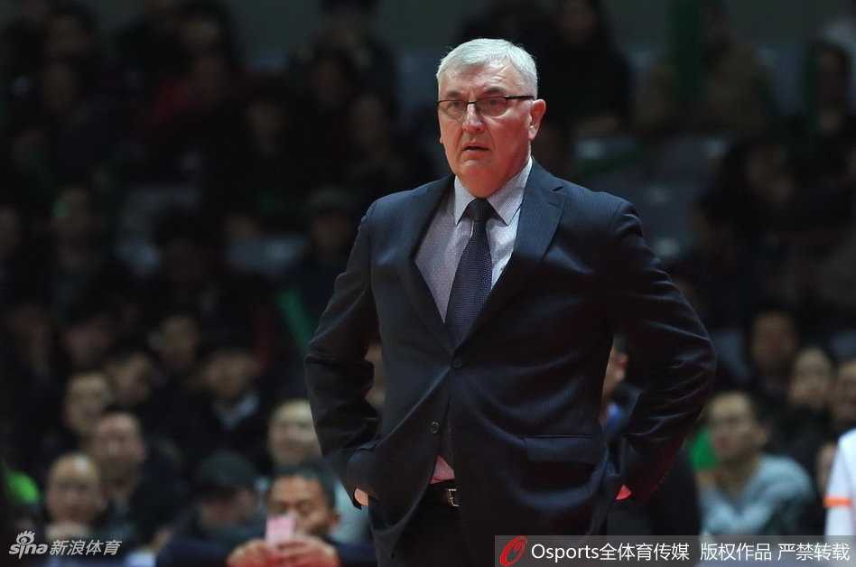 易建联双二十力压群雄,广东客场大胜八一送对手四连败 周鹏在防守中寸步不离对手,他张开双臂宛如一堵移动的长城,完全罩住了八一队的传球路线。