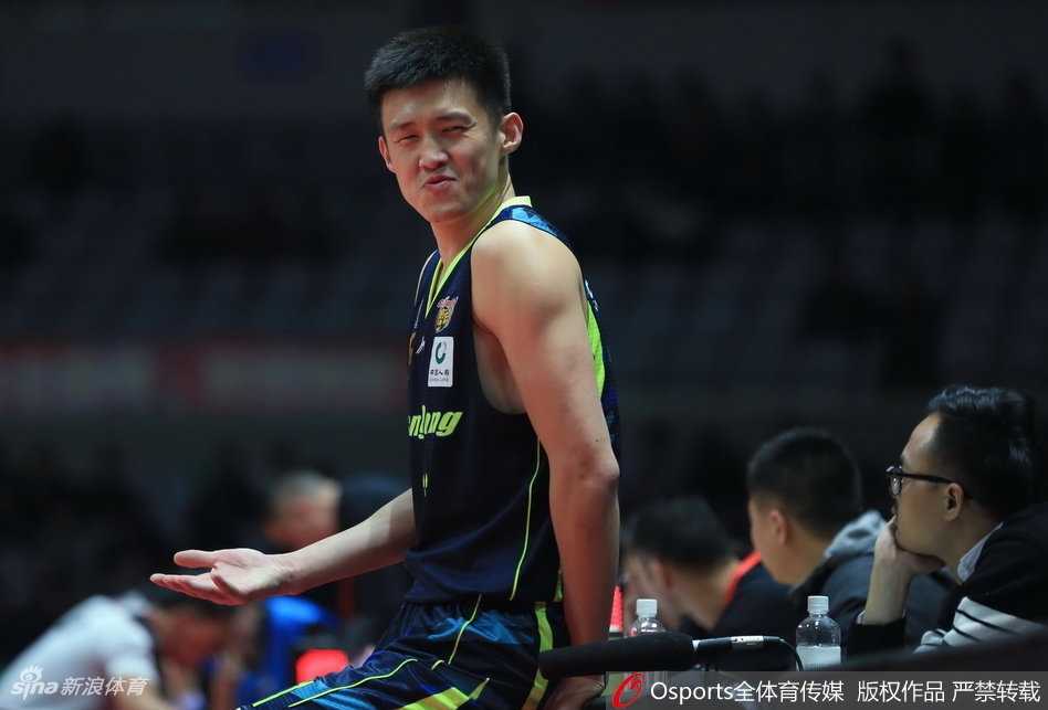 易建联双二十力压群雄,广东客场大胜八一送对手四连败 尼克尔森外线持球面对八一队员,毫不犹豫干拔三分,皮球在空中划出一道美丽的弧线直钻网窝。