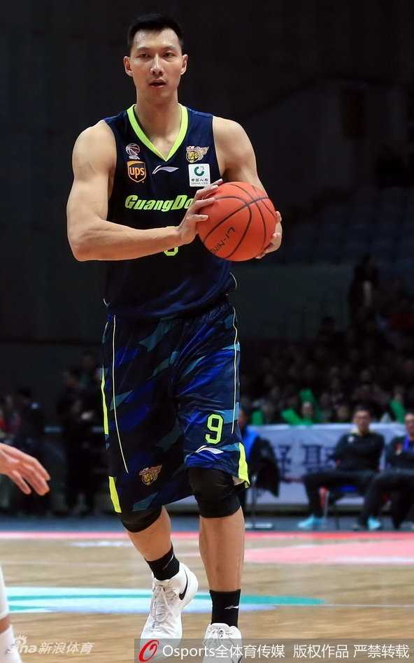 易建联双二十力压群雄,广东客场大胜八一送对手四连败 赵睿伤愈复出后持球突破,面对八一队的防守悍将,他眼神坚定,利用节奏变化直杀篮下。