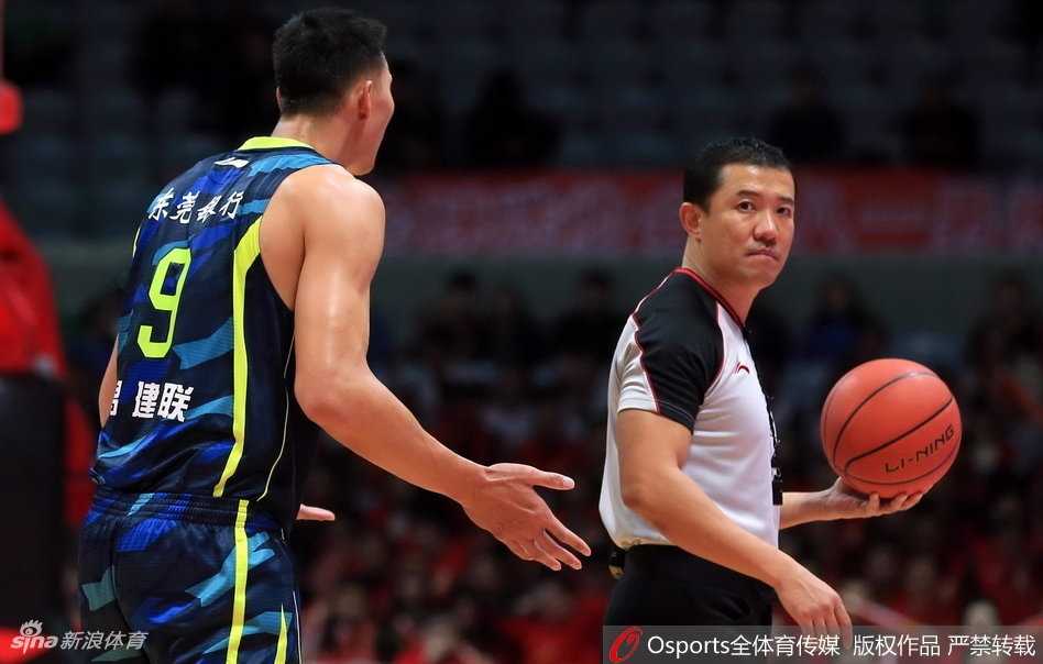 易建联双二十力压群雄,广东客场大胜八一送对手四连败 任骏飞在乱战中高高跃起,以一记双手暴扣终结进攻,展现了国内顶尖锋线的劲爆身体素质。