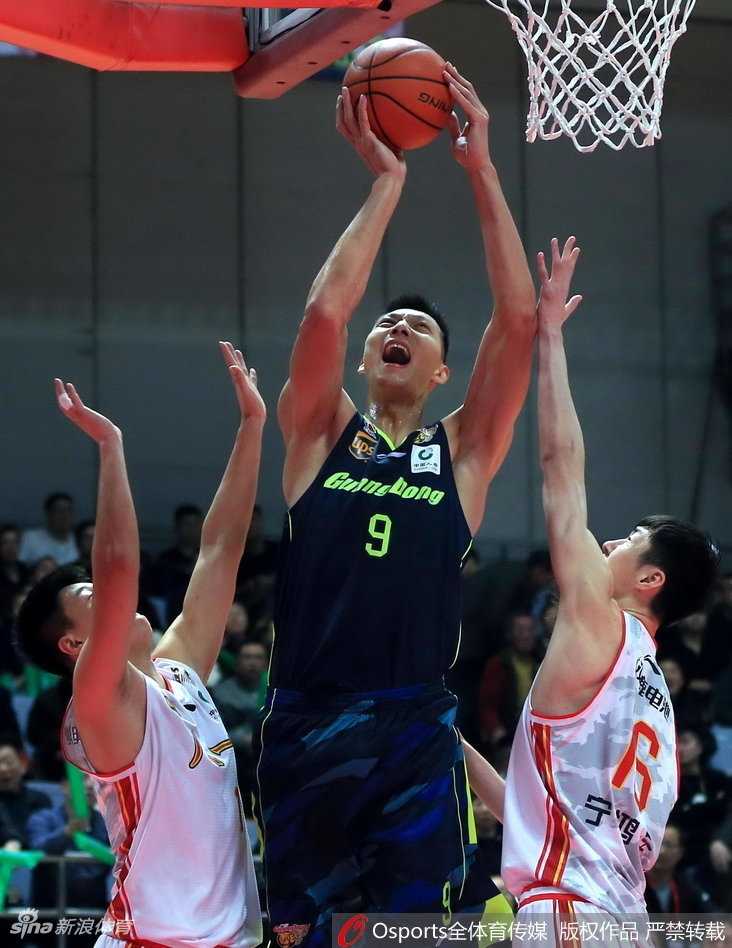 易建联双二十力压群雄,广东客场大胜八一送对手四连败 许钟豪在内线卡位中寸土必争,他肌肉紧绷全力顶防易建联的背身单打,肌肉碰撞的声音仿佛就在耳边。