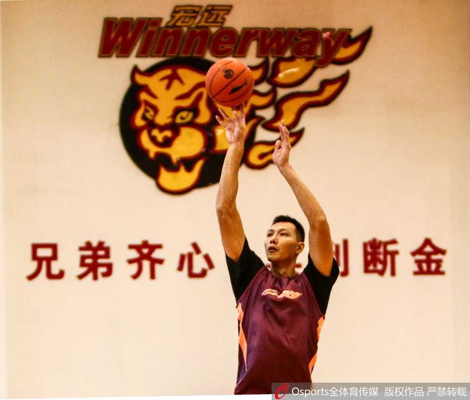 球队灵魂易建联在训练场上目光如炬，手中的篮球仿佛凝聚了全场目光，每一个运球都透着即将到来的大战的凝重与渴望。