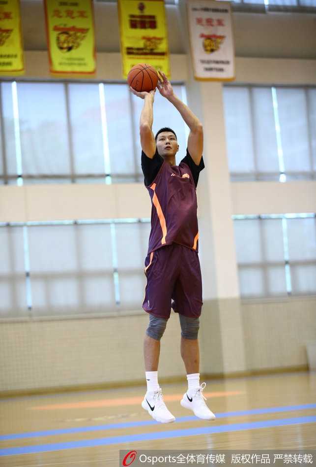 在力量训练区，易建联正在进行核心力量的强化练习，肌肉线条分明，每一个动作都展现出其作为中国男篮领军人物的自律与刻苦。