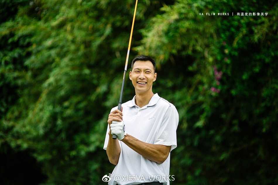 阿联笑得像个孩子般开心，阳光洒在他帅气的脸庞上，衬衫衣角随风轻扬，尽显轻松惬意的好心情