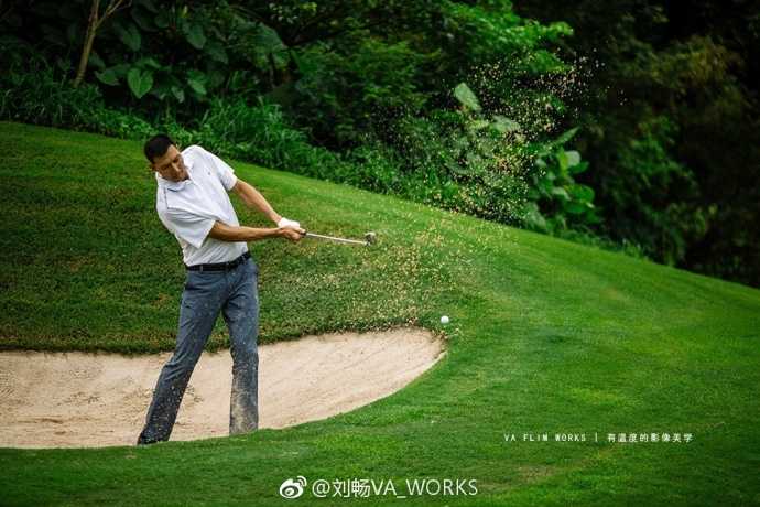 易建联轻巧挥杆动作舒展，衬衫长裤的休闲装扮衬托出他修长挺拔的身材，宛如一位职业高尔夫选手