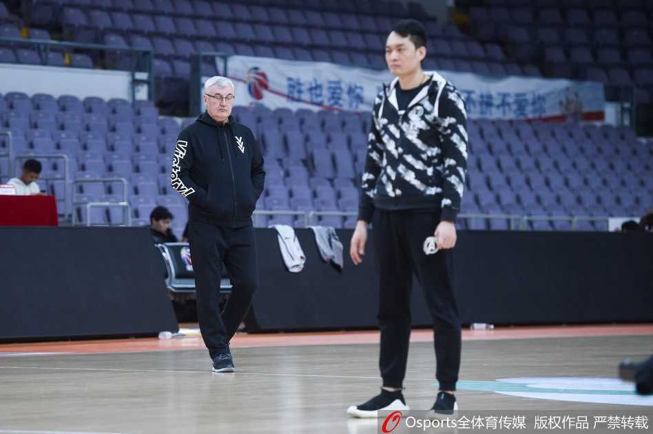 主教练尤纳斯在场边双手叉腰神情严肃地督战，他对每一次战术跑位和投篮选择都要求严苛。