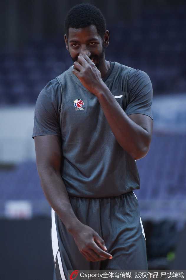 广东队外援尼克尔森在底角接球跳投，阿联在身后注视，两人配合日渐默契。