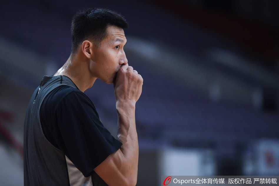 周鹏在训练中持球突破，虽然只是队内训练，但眼神中依然透露出强烈的求胜欲望。