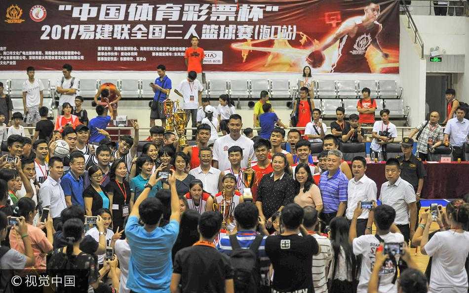 颁奖台上，易建联弯下高大的身躯，面带微笑地与满脸稚气却又难掩兴奋的少年组冠军握手，这一刻，榜样的力量在无声中传承。