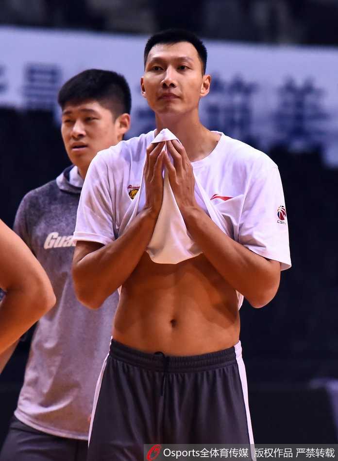 易建联在训练中赤裸上身，清晰的腹肌和人鱼线彰显着CBA顶级球员的自律与苦练