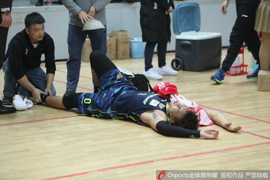 青岛外援兰佩顶防易建联，两人肌肉碰撞火花四溅，兰佩此役砍下大号两双