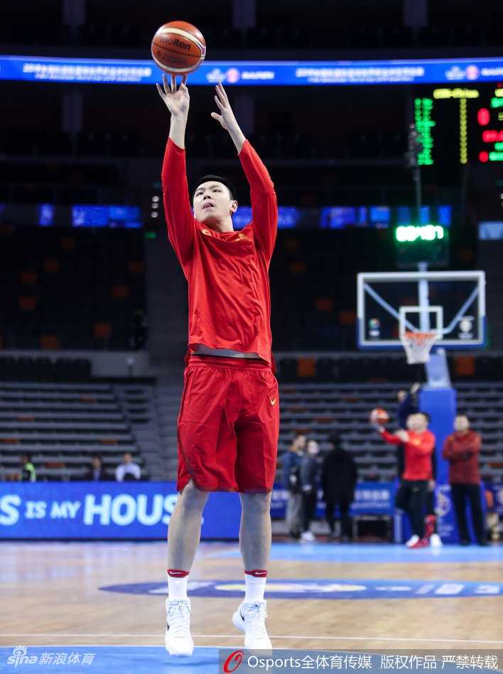 李根在热身中展示强壮的上肢力量，他的背身单打将是蓝队撕开对手防线的利器。