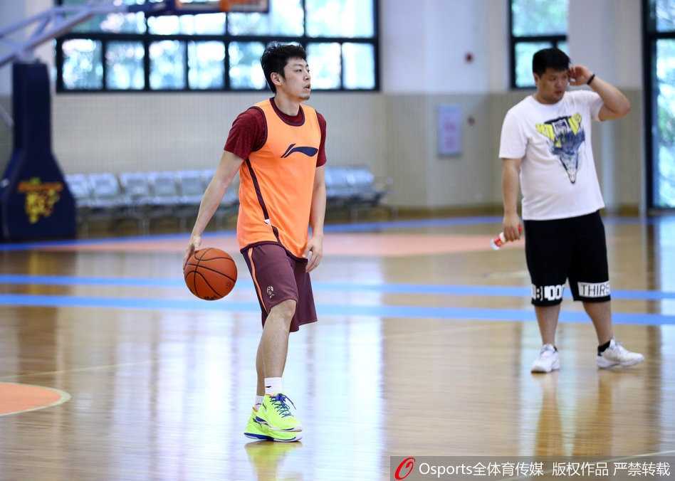 易建联在训练馆中神情专注，汗水湿透了球衣，眼神中透露出对胜利的无比渴望。