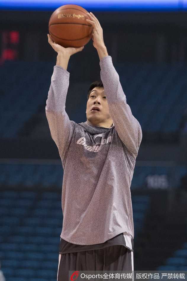 训练场上，易建联在低位要球，身体对抗后利用细腻的脚步动作转身跳投，防守球员只能望球兴叹。