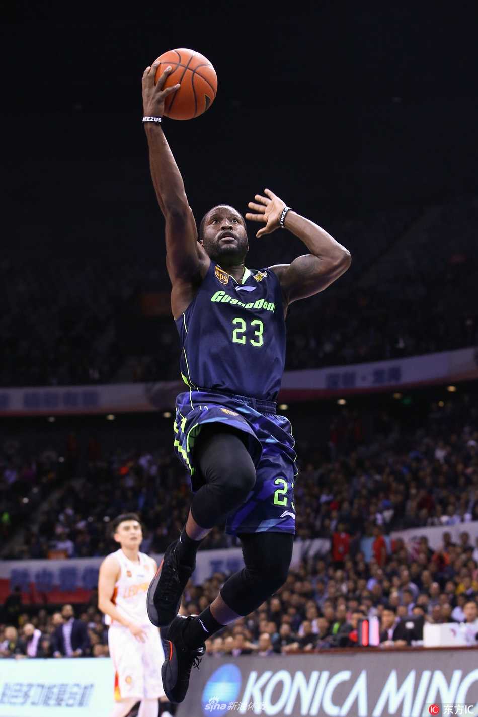 身披广东宏远战袍的斯隆在CBA赛场上演犀利突破，他闪电般过掉防守球员，面对补防的内线高高跃起，展现出不俗的个人攻击力。