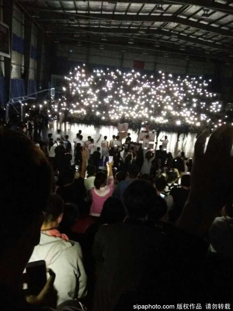 从球场高点俯瞰，手机灯光形成的星海环绕整个场馆，中央的球场轮廓被清晰照亮，场面壮观如一场精心策划的盛大演出