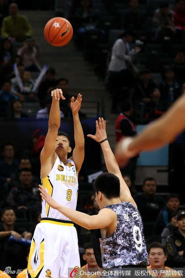 新疆队的阿不都沙拉木在拼抢中倒地，但他没有丝毫犹豫，第一时间将球紧紧抱在怀中，眼神里满是对胜利的渴望。