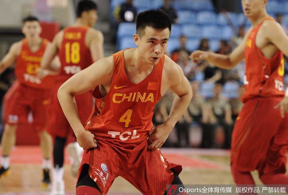 赵睿在比赛最后时刻持球突破，面对伊朗队的犯规战术，他稳稳地将球保护住，稚嫩的脸上写满了与年龄不符的冷静与果敢。