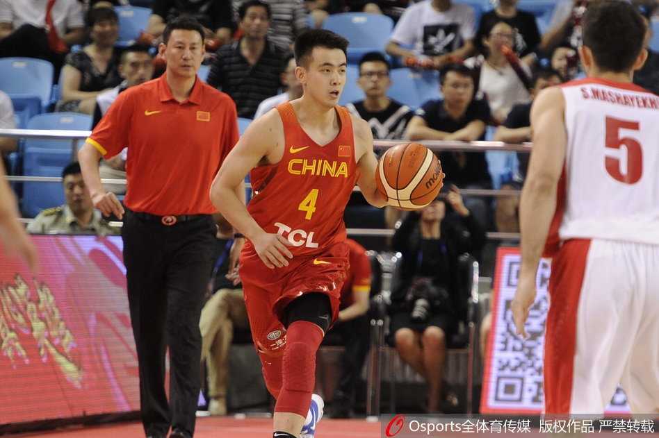 终场哨响，中国男篮红队的球员们激动地拥抱在一起，庆祝这场来之不易的逆转胜利。汗水与笑容交织，这是属于青春最动人的画面。