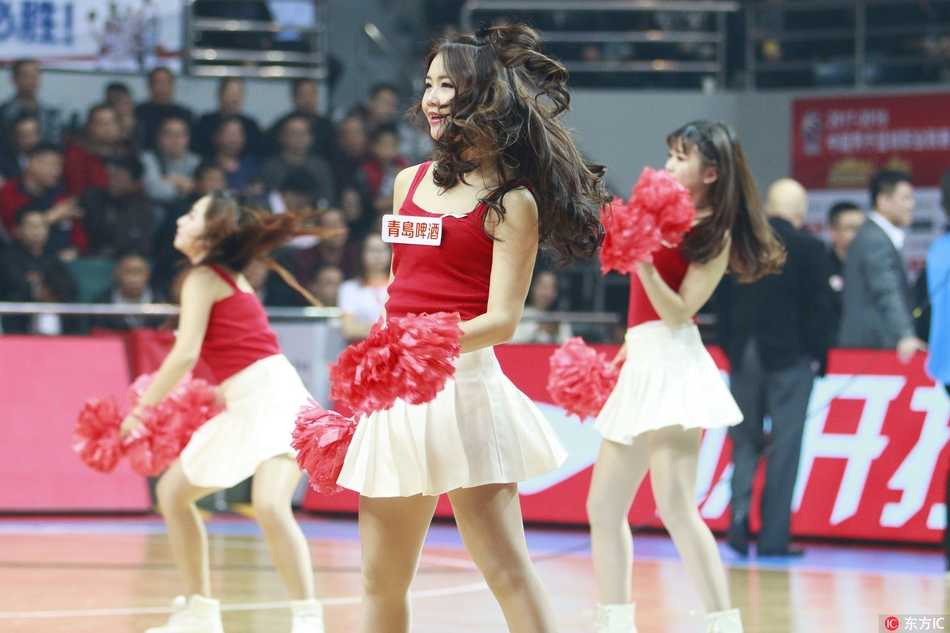 福建啦啦宝贝们在球场上跃动，橙色短裙似火焰翻飞，她们高举手臂，脸上洋溢着灿烂笑容，瞬间点燃了主场观众的热情