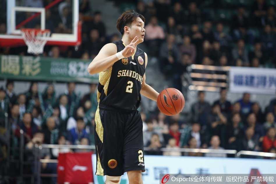 内线悍将孙喆用一记势大力沉的单手劈扣宣告了福建队在内线的存在感，他的暴力美学让整个球馆为之沸腾，彻底压制了山东队反扑的气焰。