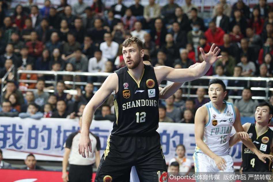 胜利的哨声吹响，福建队的球员们围成一圈，忘情庆祝这场来之不易的胜利，他们的怒吼和笑容，是篮球场上最动人的画面，也是对“哀兵必胜”的最好诠释。