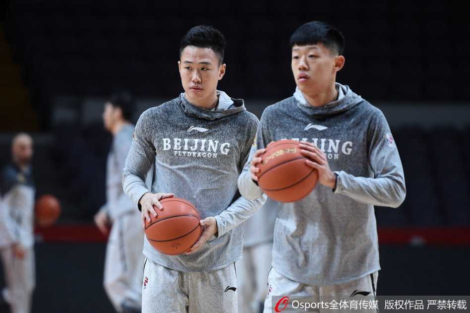 北控全队进行战术跑位练习，马布里在人群中挥手指挥，他的经验和视野是球队进攻的发动机