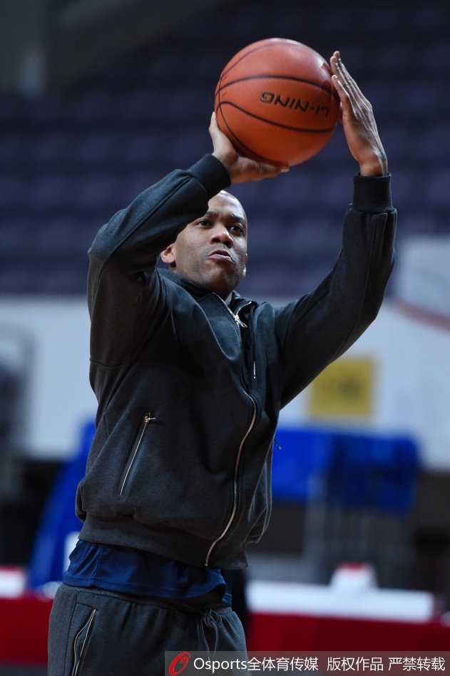 马布里在训练中突破防线，尽管只是队内对抗，但他变向突破的动作依旧犀利，仿佛回到巅峰时期