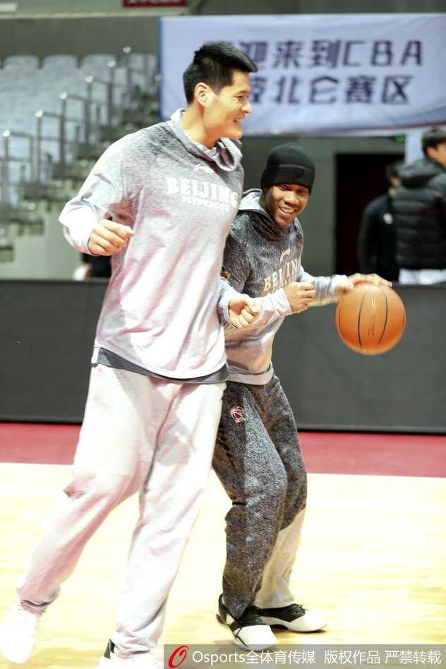 马布里在训练中双手抱球，眉头微蹙，随即又露出顽皮笑容，仿佛在与年轻的队友们分享只有篮球人才能懂的乐趣。