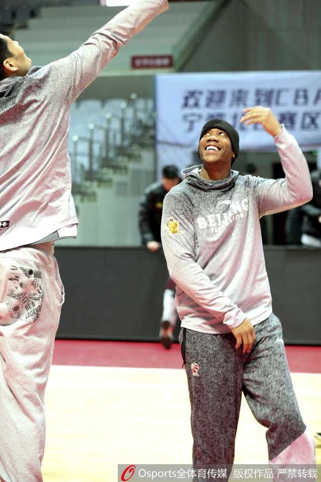 训练场上，马布里眼神专注却又带着一丝俏皮，吐出的舌头仿佛在调侃这即将告别的赛场，轻松氛围感染了在场的每一个人。