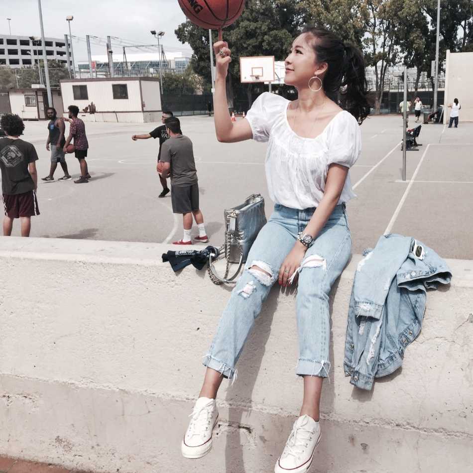 周玲安身着干练西装，面带自信微笑，展现出知性优雅的职业女性魅力，眼神中透露出对采访的专注与热情。