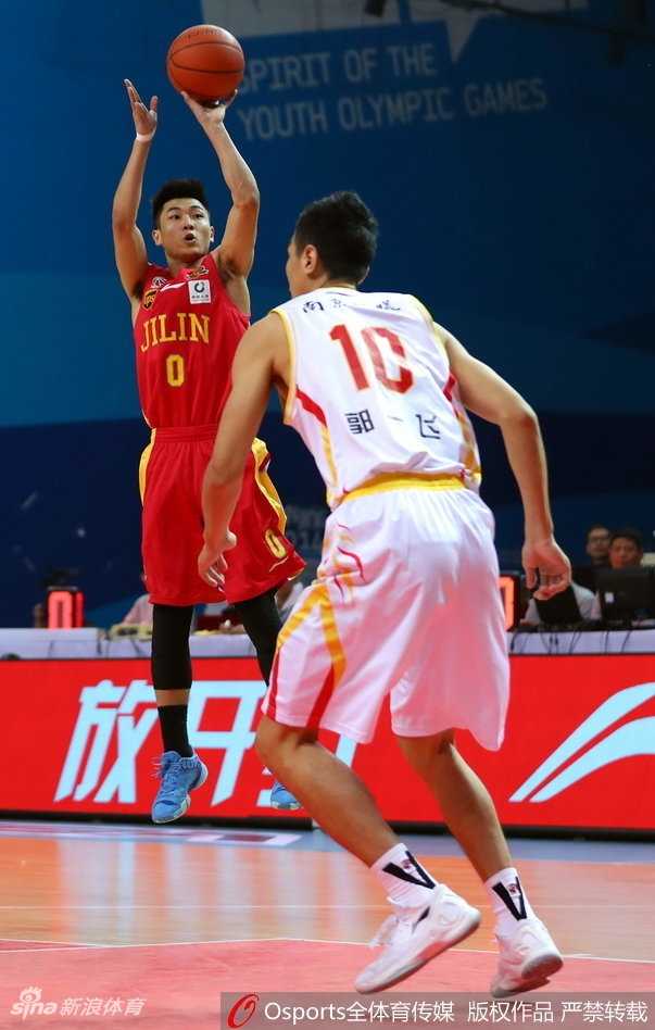 同曦队进攻瞬间，巴赫拉米卡住防守球员位置，高高跃起准备摘下关键篮板球